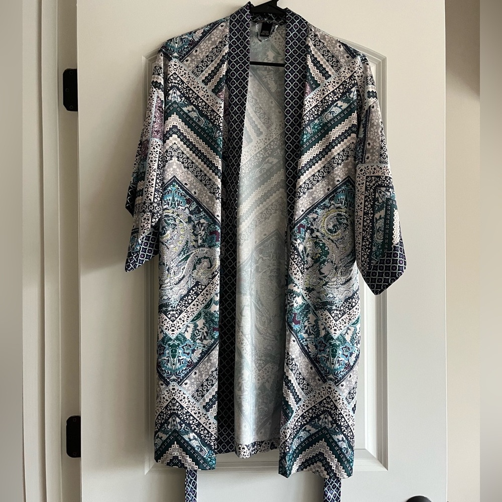 VS Light Satin Beautiful Patterned Robe - XX/S - NWOT